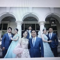 Ratusan kue, coklat dan permen disusun cantik di pojok makanan manis atau sweet corner yang ditempatkan sepanjang altar. Kabarnya seluruh makanan manis itu didatangkan langsung dari Singapura. Foto: dok. Screenshot Instagram @MorenoPhotography