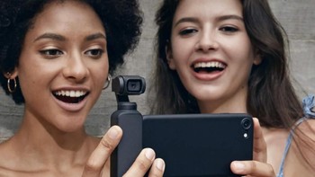 Pengguna juga bisa menghubungkan ponselnya ke perangkat ini memakai adapter USB-C atau Lightning yang sudah disediakan. Foto: Dok. DJI