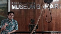 Seorang pemandu wisata menjelaskan tentang sejarah Museum Bahari yang dahulu pernah menjadi kantor dagang dan gudang rempah di zaman VOC.