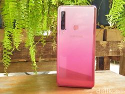Unboxing Galaxy A9, Ponsel Empat Kamera Pertama di Dunia