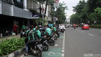 Jalur khusus sepeda itu juga dijadikan sebagai tempat untuk mangkal ojek online.
