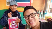 Huang Yung Fu, pensiunan tentara berusia 98 tahun itu membuat sebuah karya seni di lingkungannya. Dok. Instagram