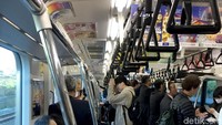 Kondisi lingkungan mulai dari luar stasiun hingga masuk ke dalam kereta begitu rapi, bersih, dan nyaman untuk dikunjungi meski diisi oleh lalu lalang manusia yang begitu padat dan ramai.