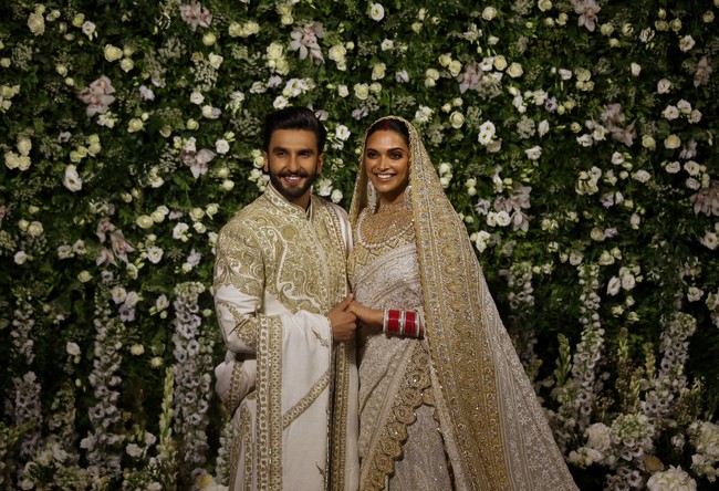Sementara sang mempelai pria, Ranveer Singh, mengenakan setelan sherwani (tunik khas India untuk pria) dengan bordiran emas, yang dirancang Rohit Bal. Foto: REUTERS/Francis Mascarenhas