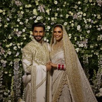 Sementara sang mempelai pria, Ranveer Singh, mengenakan setelan sherwani (tunik khas India untuk pria) dengan bordiran emas, yang dirancang Rohit Bal. Foto: REUTERS/Francis Mascarenhas