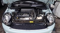 Mobil ini juga masih dalam keadaan mulus. Mobil ini merupakan tangan pertama dari baru dan belum berpindah tangan sebelumnya.