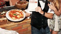 Duh, Gabbana terpana melihat senyuman wanita disampingnya. Padahal saat itu ia sedang melahap pizza menggunakan garpu dan pisau. Foto: Istimewa