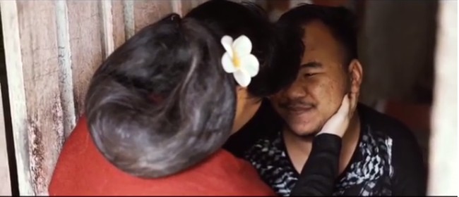 Dengan penuh kasih, Anne Avantie mendengarkan cerita Rahmat Hidayat yang memang termasuk pengagum karyanya. Dalam wawancara dengan media sebelumnya Rahmat sempat mengungkapkan keinginannya bertemu Anne. Foto: Instagram Anne Avantie