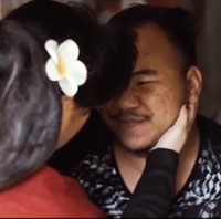 Dengan penuh kasih, Anne Avantie mendengarkan cerita Rahmat Hidayat yang memang termasuk pengagum karyanya. Dalam wawancara dengan media sebelumnya Rahmat sempat mengungkapkan keinginannya bertemu Anne. Foto: Instagram Anne Avantie