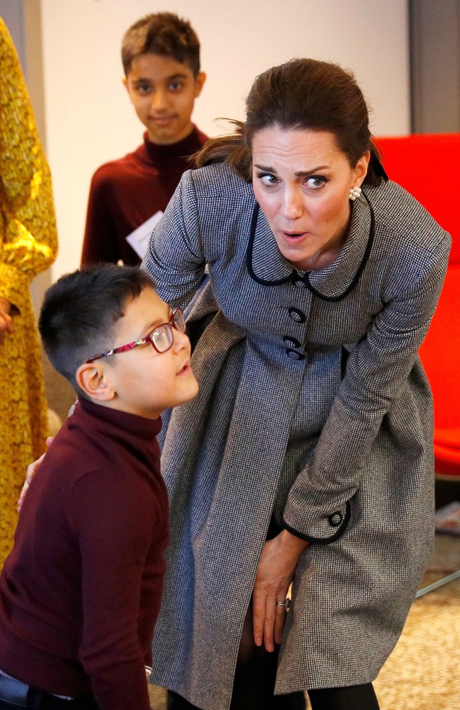 Dikabarkan People, Kate juga sempat mengobrol bersama anak kembar tersebut. Saat ibu tiga anak itu bertanya tentang sepakbola, Sai menjawab dengan polos, Aku suka menyundul. Foto: Getty Images