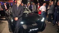 Robert Downey Jr memperlihatkan mobil baru Audi yang keren, Audi e-tron GT. Pool/Audi.