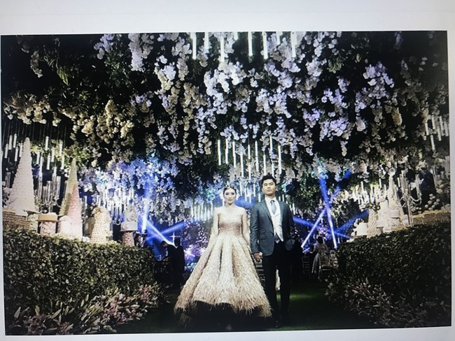 Calon pengantin pria yang merupakan pengusaha kelapa sawit ini melamar kekasihnya Clarissa di Macau pada Mei 2018. Pada lamaran tersebut, Jusup mengundang keluarga dan teman-teman terdekatnya untuk menjadi saksi. Foto: dok. Screenshot Instagram @MorenoPhotography