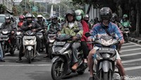 Dengan rincian, di Jl Medan Merdeka sebanyak 397 kendaraan, yang terdiri dari pelat hitam 363, pelat kuning 31, dan pelat merah 3. Sedangkan di Jl MH Thamrin sebanyak 1.520 kendaraan, yang terdiri dari 1.222 pelat hitam, pelat kuning 296, dan pelat merah 2.