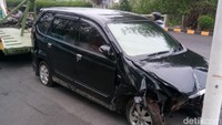 Mobil yang dikemudikan warga Wiyung Tengah, Surabaya itu mengalami kerusakan parah di bagian depan. Sejumlah nisan juga rusak/Foto: Muhajir Arifin