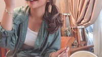 Lewat akun instagramnya @mandce, dara berambut panjang ini kerap membagikan momen kulineran. Seperti momen saat ia makan ketupat kandangan khas Banjarmasin. Foto: Instagram