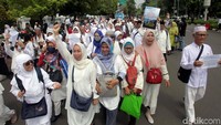Massa yang datang kebanyakan mengenakan busana berwarna putih terdiri dari kaum pria dan ibu-ibu. Mereka juga membawa berbagai poster memprotes aset First Travel dirampas negara.