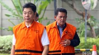 Walikota nonaktif Pasuruan Setyono berjalan bersama tersangka Anthony Liando, tiba di gedung KPK, Jakarta, Rabu (28/11/2018) untuk menjalani pemeriksaan.