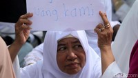 Di sela aksi unjuk rasa itu, sekitar pukul 14.30 WIB sejumlah perwakilan massa diundang masuk menemui pihak MA. Mereka berdialog dengan Kabiro Hukum dan Humas MA Abdullah di Media Center MA.
