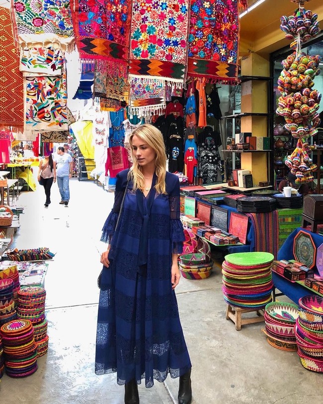 Wanita lulusan sejarah seni itu kini aktif bekerja di majalah Marie Claire sebagai associate market editor.  Foto: dok. Instagram