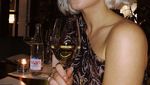 Manis Banget! Ini Zara Larsson Saat Menikmati Minuman Favoritnya