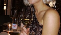 Pemilik nama lengkap Zara Maria Larsson ini adalah penyanyi dan pencipta lagu dari Swedia. Ia tampil berbeda dengan rambut berwarna silver saat cicip wine favoritnya. Foto: Instagram zaralarsson