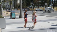 Cara pertama adalah dengan berjalan kaki. Gold Coast dibanjiri sinar mentari sepanjang tahun. Jadi manfaatkan sebaik mungkin dengan jalan-jalan supaya sehat. (Melisa/detikTravel)