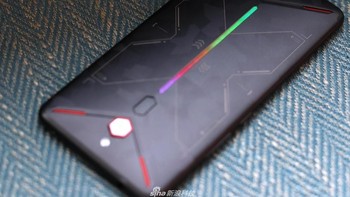 Selain itu juga terdapat lampu RGB yang mengikuti kondisi game.  Foto: Sina Mobile