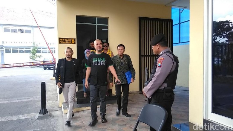 Ahmad Dhani Datangi Polrestabes Surabaya Terkait Laporan Persekusi Ahmad Dhani Datangi Polrestabes Surabaya Terkait Laporan Persekusi
