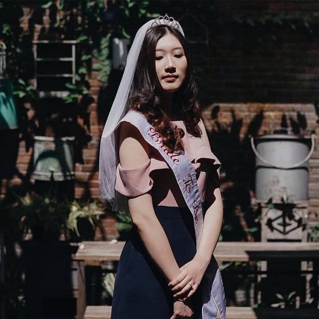 Clarissa, calon istri Jusup yang disebut-sebut sebagai Crazy Rich Surabayan, sempat diberi kejutan pesta Bridal Shower oleh teman-temannya. Acara itu di didekor oleh Elite Party Designer. Foto: Kansha Photography