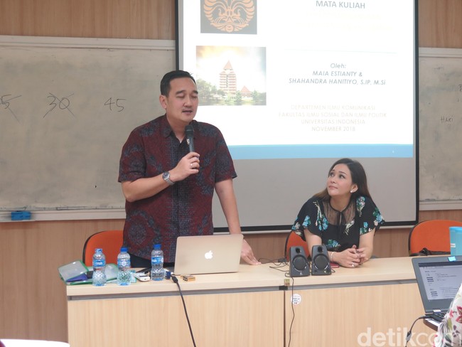 Selain menjelaskan mengenai pengalamannya terkait humas dan branding, Maia juga memberi sejumlah nasehat untuk masa depan para mahasiswa. Pastikan pekerjaan sesuai passion biar jadi kreatif. Kalau nggak happy juga ngapain. Jangan pernah nggak mencoba sesuatu asalkan bertemu orang-orang yang tepat. Dulu waktu bermusik, ada mantan suami. Untuk EMK, saya punya partner yang terpercaya. Sekarang suami juga pengusaha. Jadi dapat ilmunya, makanya harus dengan orang yang tepat, tuturnya. Foto: Rahmi Anjani/Wolipop