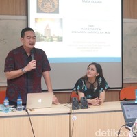 Selain menjelaskan mengenai pengalamannya terkait humas dan branding, Maia juga memberi sejumlah nasehat untuk masa depan para mahasiswa. Pastikan pekerjaan sesuai passion biar jadi kreatif. Kalau nggak happy juga ngapain. Jangan pernah nggak mencoba sesuatu asalkan bertemu orang-orang yang tepat. Dulu waktu bermusik, ada mantan suami. Untuk EMK, saya punya partner yang terpercaya. Sekarang suami juga pengusaha. Jadi dapat ilmunya, makanya harus dengan orang yang tepat, tuturnya. Foto: Rahmi Anjani/Wolipop