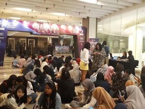 Jelang Konser, Antrean Penggemar KARD dan Golden Child Mengular