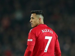 Alexis Sanchez juga sempat memakainya, namun performanya melempem. Bintang asal Chile itu kemudian dilepas ke Inter Milan. (Foto: Alex Livesey/Getty Images)