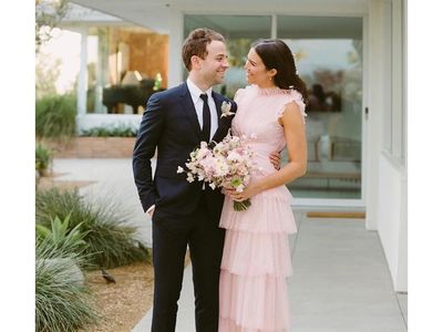 Foto: Indahnya Pernikahan Mandy Moore yang Hanya Digelar di Belakang Rumah