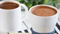 Kalau suka yang pekat cokelatnya, gunakan cokelat bubuk terbaik dan masak bersama susu hingga larut. Foto: Instagram @nutriologazuly