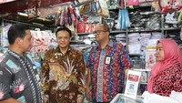 Kelima Pasar yang tersebar di DKI itu antara lain Pasar Induk Kramatjati, Pasar Tanah Abang Blok A, B, dan F, Pasar Cipulir, serta Pasar Senen Blok 1 sampai dengan Blok 6. Tentunya tetap dengan beragam program kemudahan proses persetujuan kredit satu hari disertai promo gratis asuransi, gratis administrasi dan gratis biaya survey. Foto: dok. Bank DKI