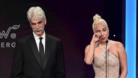 Masih baper, Lady Gaga nangis saat beri Bradley Cooper piala. Foto: Matt Winkelmeyer/Getty Images