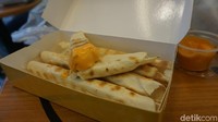 Ini dia tampilan Banana Tortila (Rp 20.000), berupa roti tortila yang diisi dengan adonan pisang. Kemudian digulung dan dipanggang layaknya kebab. Bedanya Banana Tortila dilahap dengan semangkuk saus mayonnaise.  Foto: Dok. detikFood
