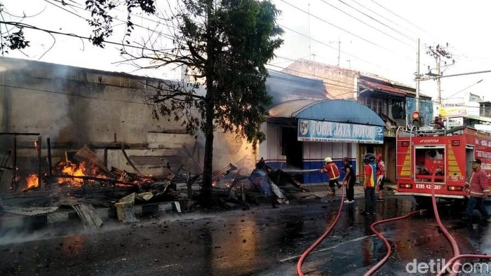 Lupa Matikan Kompor, 5 Kios di Pantura Pekalongan Ludes Terbakar