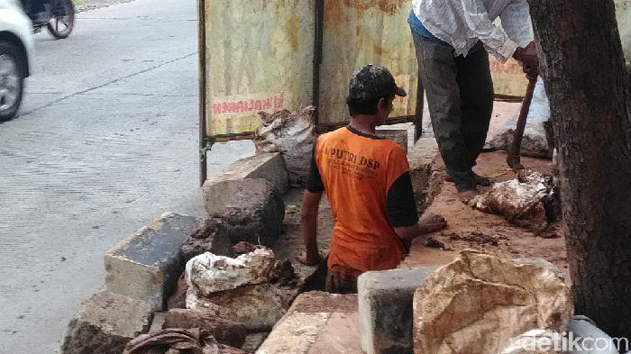 Kuli gali fiber optik, bekerja cekeran. (Adhi Indra Prasetya/detikcom)