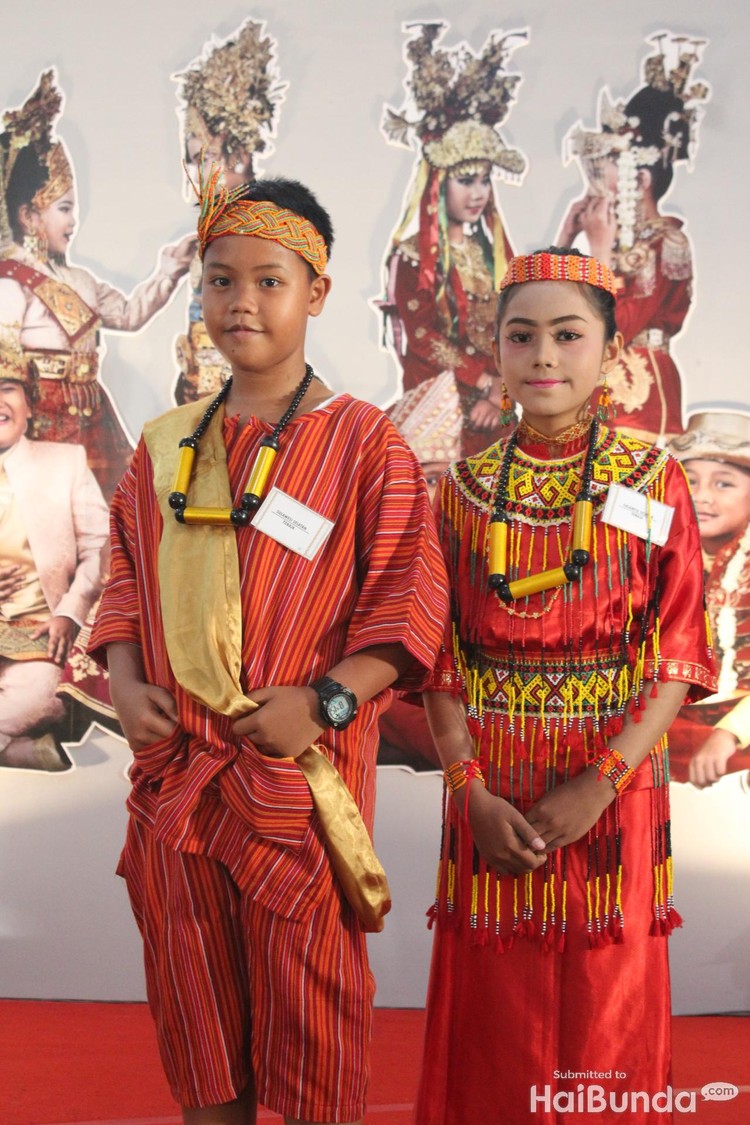 10 Potret Aksi Anak  anak  dalam Balutan Busana Adat  Indonesia