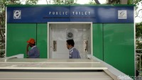 Jembatan sepanjang 400 meter itu kini telah memiliki empat unit toilet portabel.