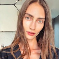 Selain jadi model yang berjalan di catwalk, Marine juga muncul dalam iklan untuk produk Zara, Dolce & Gabbana, Givenchy, dan Tory Burch. (Foto: Instagram)