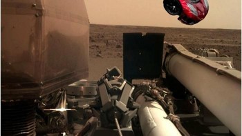 Starman dan mobil Tesla terlihat juga. Keduanya memang dikabarkan sudah sampai di Mars. Foto: Twitter