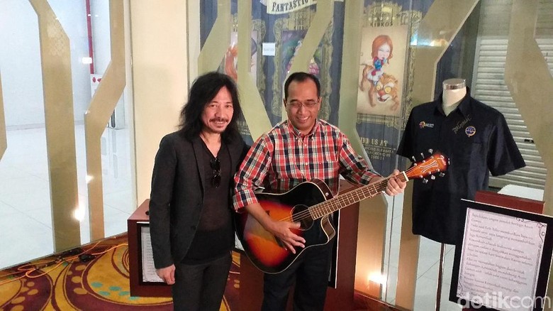 Menhub dan Abdee Slank Lelang Barang Pribadi untuk Korban Palu Menhub dan Abdee Slank Lelang Barang Pribadi untuk Korban Palu