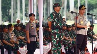 Panglima TNI Marsekal Hadi Tjahjanto dan Kapolri Jenderal Tito Karnavian memimpin apel persiapan pengamanan rangkaian Natal dan tahun baru hingga Pemilu 2019.