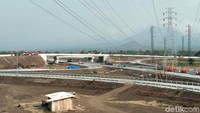 Menurut Agus masih ada penambahan sejumlah lahan yang digunakan untuk saluran air di samping kanan kiri ruas jalan tol.