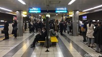 Stasiun kereta di Jepang tampak teratur dan bersih meski dalam keadaan penuh. Foto: Eduardo Hasian Simorangkir
