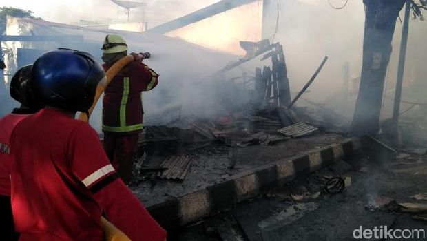 Kebakaran 5 kios warung di Pantura, Pekalongan. 