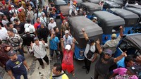 Massa sopir bajaj yang tergabung dalam Bajaj Komunitas (Batas) menggelar aksi unjuk rasa di depan Balai Kota, Jalan Medan Merdeka Selatan, Jakarta Pusat, Jumat (30/11/2018).